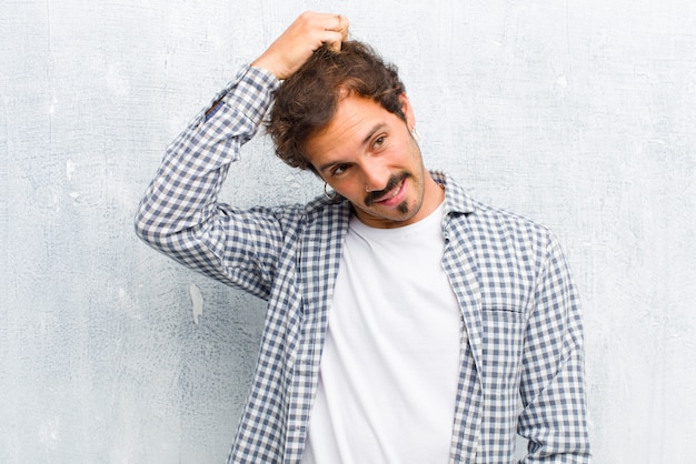 vrolijk en nonchalant glimlachend, hand in hand met een positieve, vrolijke en zelfverzekerde blik