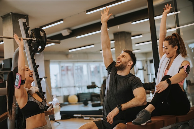 Vrolijk fit fitnessteam in de sportschool