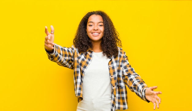 Vrolijk glimlachend een warme, vriendelijke, liefdevolle welkomstomhelzing geven, zich gelukkig en schattig voelen