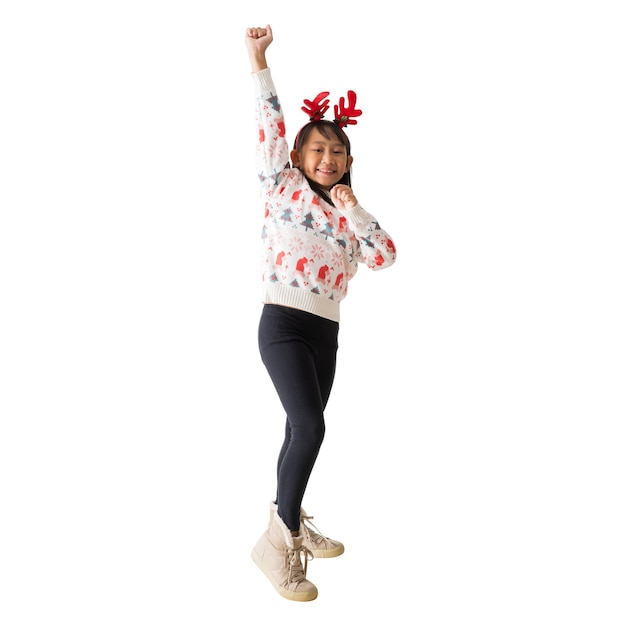 Vrolijk jong Aziatisch meisje draagt een kersttrui met rendierhoorns Gelukkig lachend dansen en Hand omhoog poseren volledig lichaam portret geïsoleerd op een witte achtergrond uitknippaden