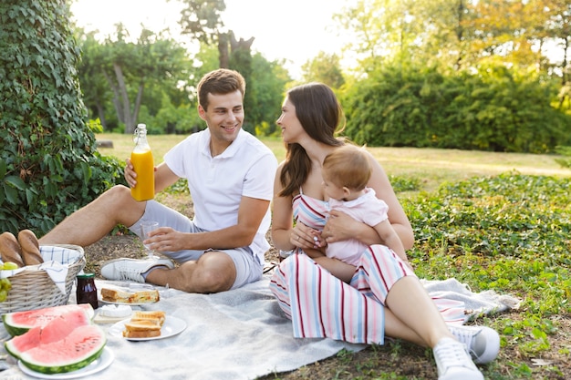 Vrolijk jong gezin met klein babymeisje