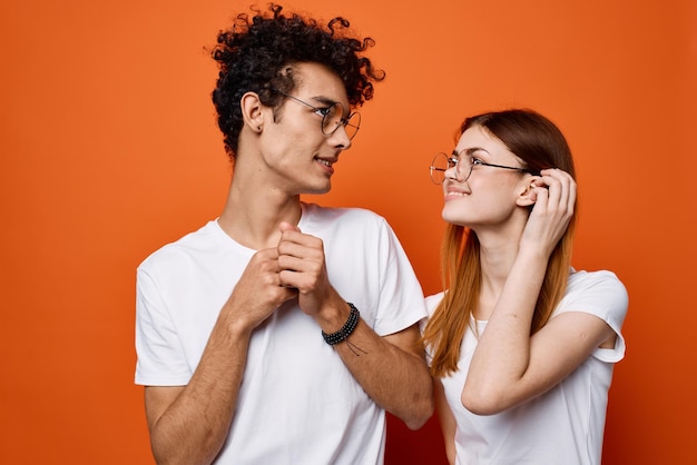 Vrolijk jong stel met een bril communicatie geïsoleerde achtergrond