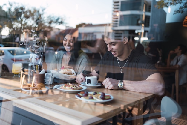 Vrolijk jong stel op een romantische date in een café.