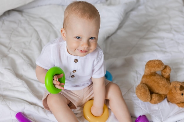 Vrolijk jongetje spelen met speelgoed op deken, teddybeer, gezondheid, banner, kaart