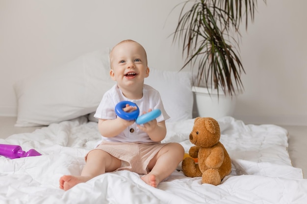 Vrolijk jongetje spelen met speelgoed op deken, teddybeer, gezondheid, banner, kaart