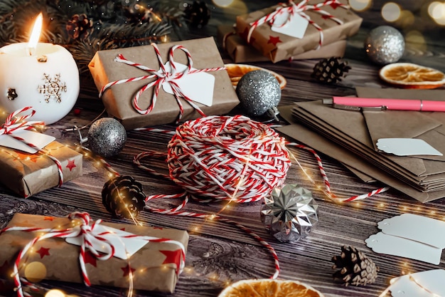 Vrolijk kerstfeest decoraties cadeaus linten en meer op donkere houten achtergrond close-up