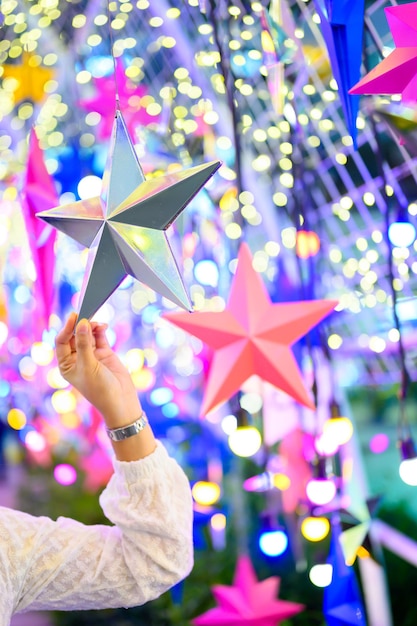 Vrolijk kerstfeest en een gelukkig nieuwjaar. Winterseizoen vakantie decoratie met ster en vervagen bokeh van licht.