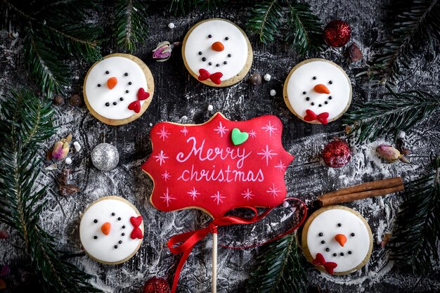 Vrolijk kerstfeest en sneeuwman koekjes op de tafel selectieve focus