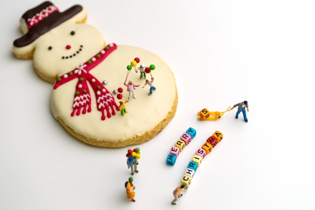 Foto vrolijk kerstfeest familie feest met cadeautjes en cookies. vakantie achtergrond.