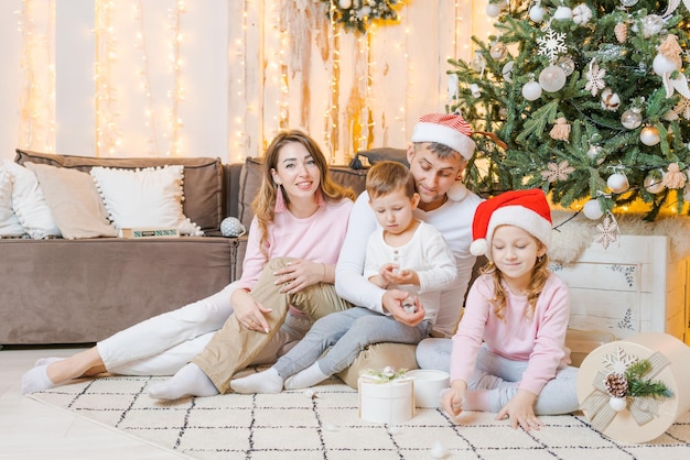 Vrolijk kerstfeest Fijne feestdagen Vrolijke mama en papa en haar schattige dochterzoon