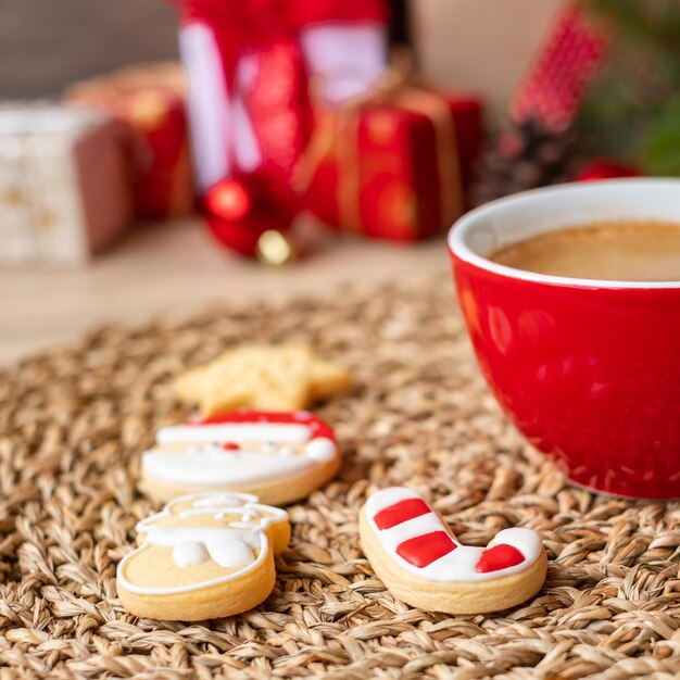 Vrolijk kerstfeest met zelfgemaakte koekjes en koffiekopje op houten tafel achtergrond. Kerstavond, feest, vakantie en gelukkig nieuwjaarsconcept