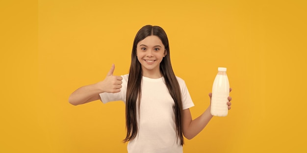Vrolijk kind houdt zuiveldrank vast tienermeisje gaat melk drinken