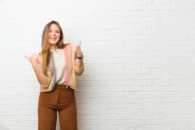 vrolijk lachend en blij kijkend, onbezorgd en positief met beide duimen omhoog