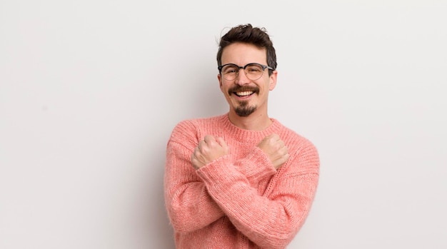 Vrolijk lachend en vierend met gebalde vuisten en gekruiste armen, een gelukkig en positief gevoel