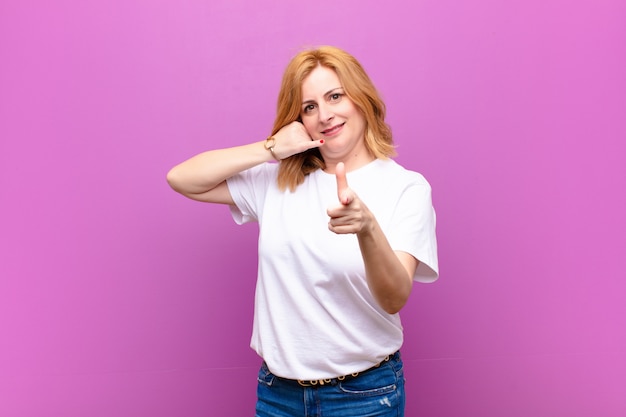 vrolijk lachend en wijzend terwijl je belt, je later gebaar, praten over de telefoon