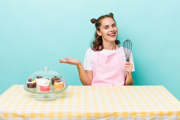 Vrolijk lachend, gelukkig voelen en een concept laten zien