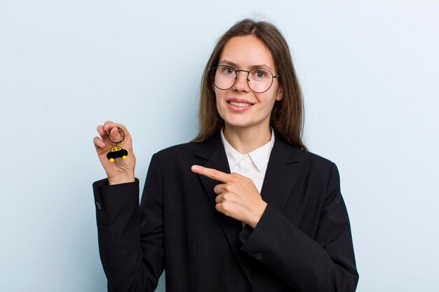 Vrolijk lachend, gelukkig voelend en naar de zijkant wijzend