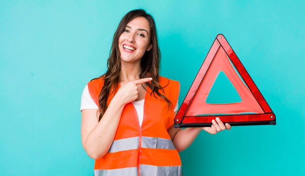 Vrolijk lachend, gelukkig voelend en naar de zijkant wijzend