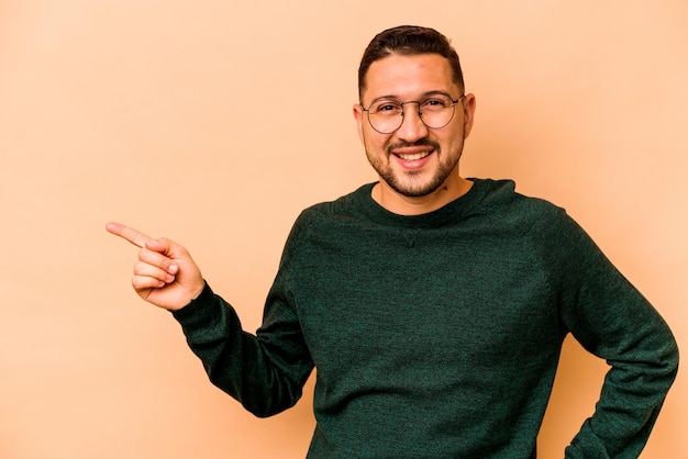 Vrolijk lachend wijzend met wijsvinger weg