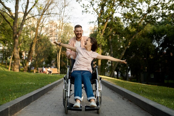 Foto vrolijk liefdespaar met rolstoelwandelingen in park