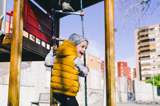 Foto vrolijk meisje die ladder beklimmen