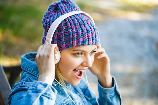 Vrolijk meisje luisteren muziek in hoofdtelefoons.