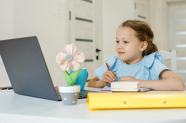 Vrolijk meisje met online les