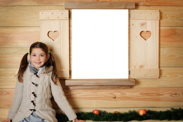 Foto vrolijk meisje voor houten achtergrond