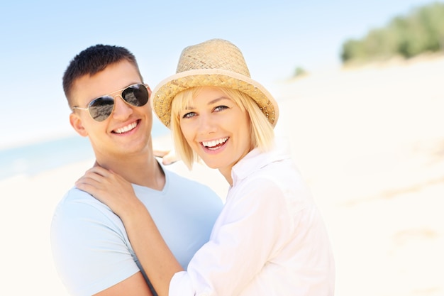 vrolijk paar plezier op het strand