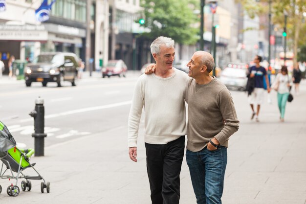 Vrolijk paar wandelen in New York