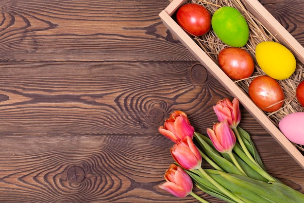 Vrolijk Pasen Gefeliciteerd Pasen achtergrond Paaseieren en bloemen