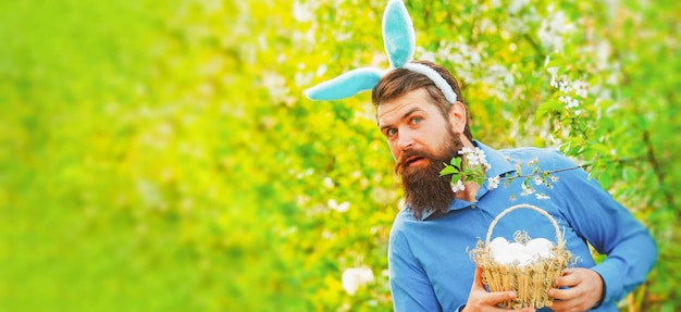 Vrolijk Pasen humoristische serie van een man in konijnenpak goed voor Pasen of ironische situaties banner