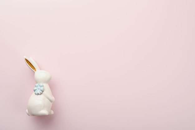 Vrolijk Pasen Paaseieren en wit konijn decoratie geïsoleerd op trendy pastel roze achtergrond met witte en gele rozen Lente Happy Easter kerstkaart en mock up achtergrond Bovenaanzicht plat leggen
