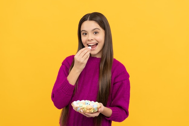 Vrolijk Pasen tienermeisje eet met kwartel beschilderde eieren vrolijk Pasen