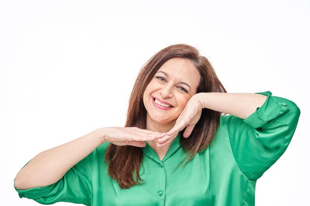 Vrolijk portret van een glimlachende vrouw met de handen op het gezicht