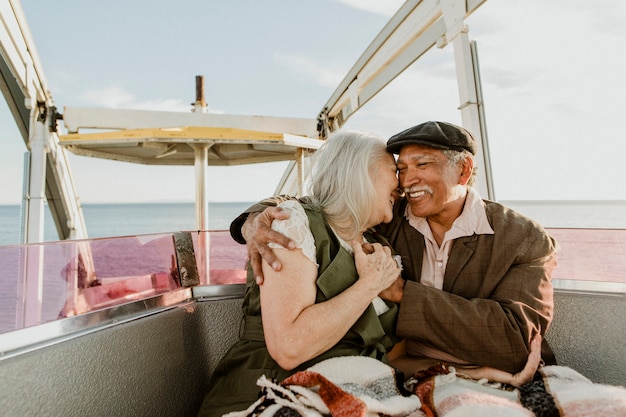 Vrolijk senior koppel genietend van een reuzenrad bij de pier van Santa Monica