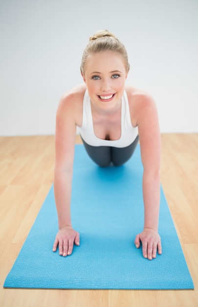 Vrolijk, sportief blonde doet push ups