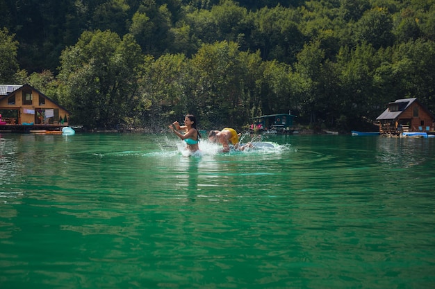 Vrolijk stel op het stand-up paddleboard