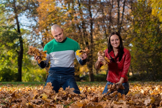 Vrolijk stel samen in de natuur