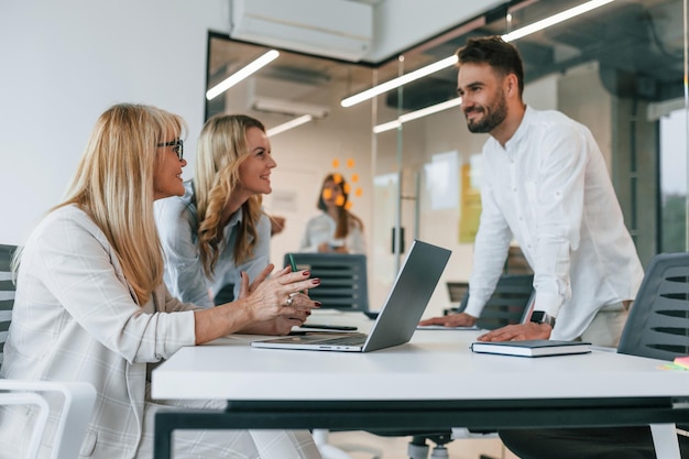 Vrolijk team Een groep professionele zakenmensen is op kantoor