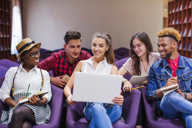 Foto vrolijk team poseren met laptop