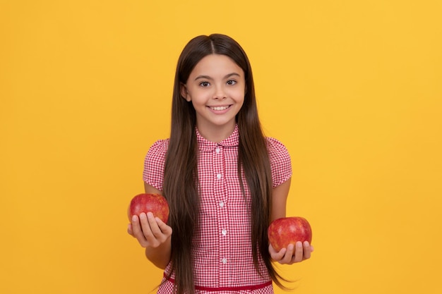 Vrolijk tienermeisje houdt gezond appelfruit vast met vitaminedieet