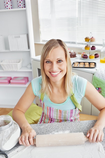 Vrolijk vrouwenbaksel in de keuken