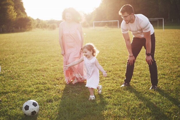 Vrolijke actieve familie plezier op het platteland in zomerdag.