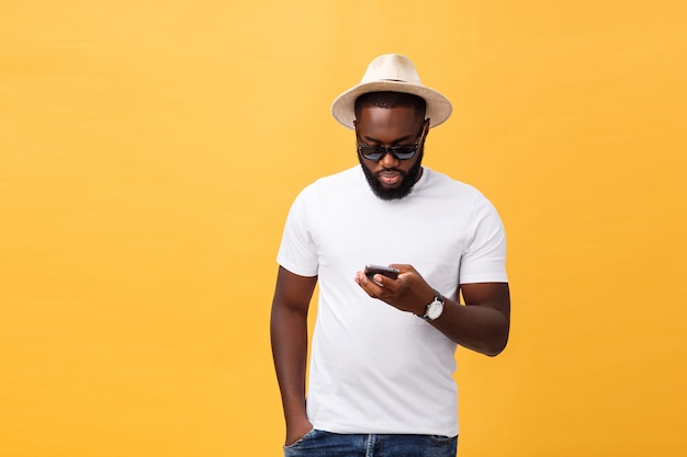 Vrolijke Afro-Amerikaanse man in wit overhemd met behulp van mobiele telefoontoepassing.