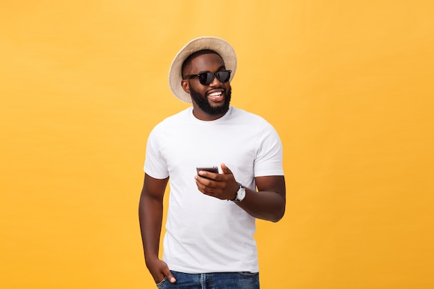 Vrolijke Afro-Amerikaanse man in wit overhemd met behulp van mobiele telefoontoepassing.