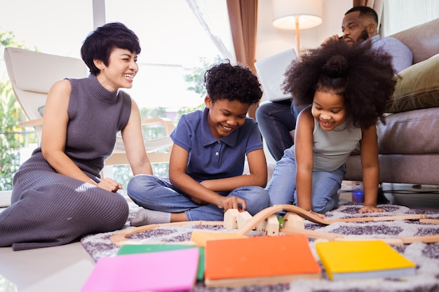 Vrolijke Afro-Amerikaanse ouders spelen met kinderen, perfect voor gezinsgerichte advertenties