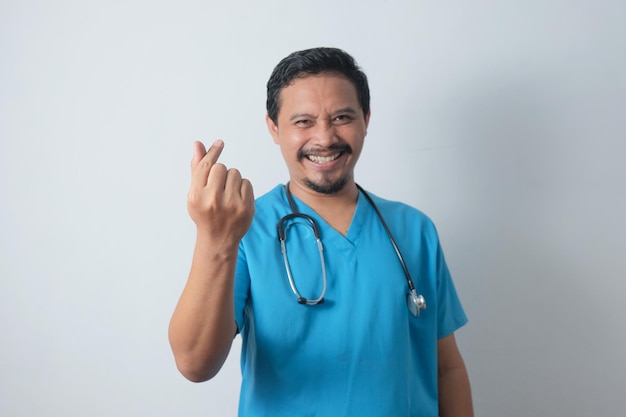 Vrolijke aziatische verpleger met vingerhartsymbool