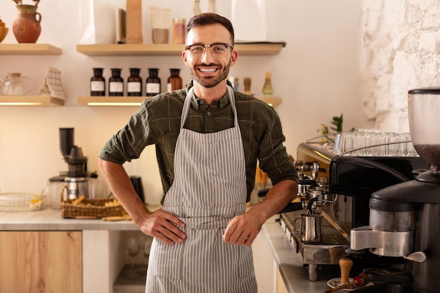 Vrolijke barista lacht terwijl ze gasten verwelkomt