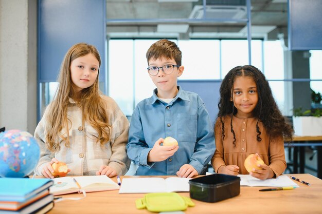 vrolijke basisscholieren Terug naar school